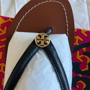 NWB Tory Burch blk veg leather thongs